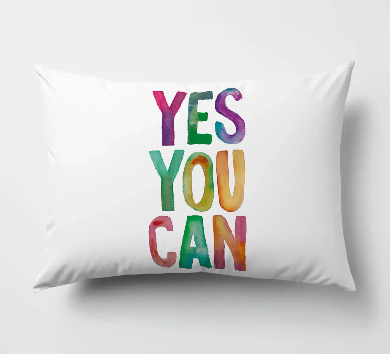 Yes You Can Rainbow Typography Design per le camere dei bambini cuscino da THE MOTIVATED TYPE
