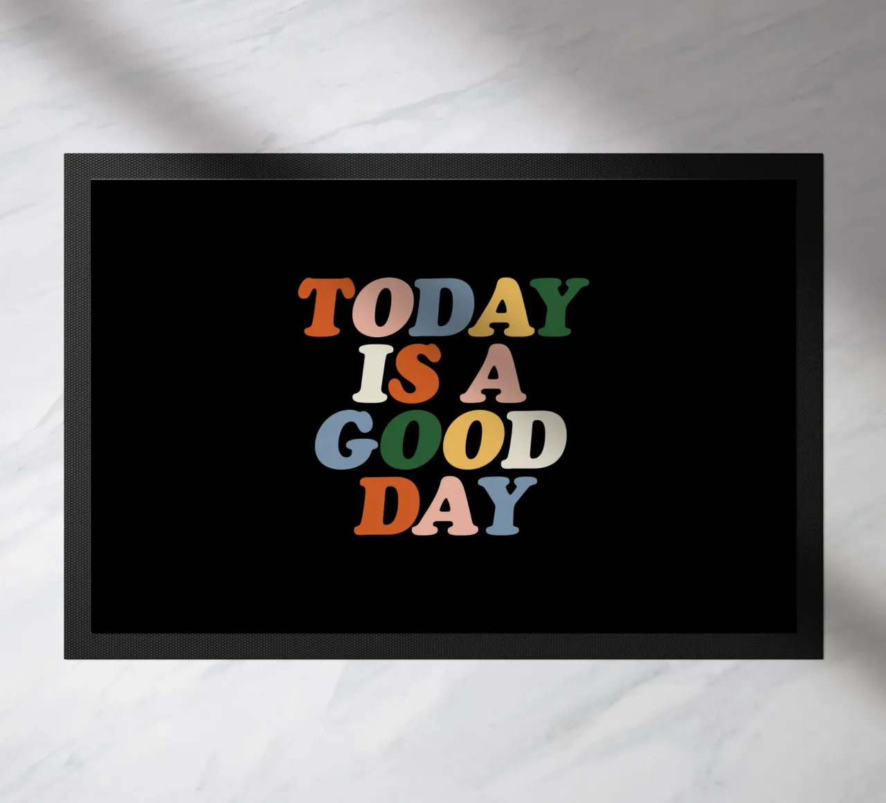 Today is a Good Day Retro Typografie Design on Black paillasson de THE MOTIVATED TYPE