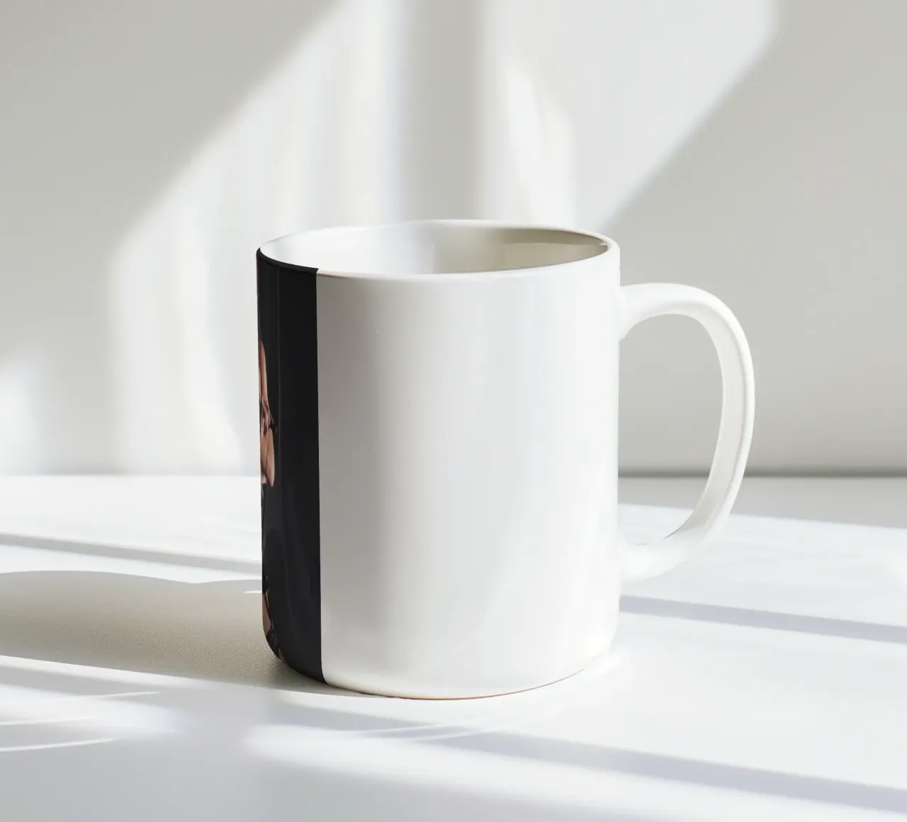 Jane in nero tazza in ceramica da Dave Hare Photography