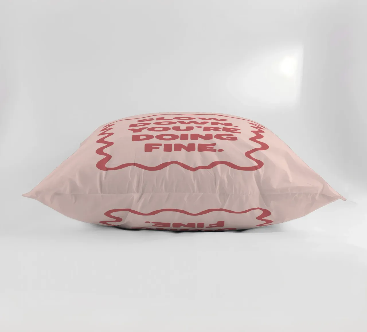 Slow Down You're Doing Fine Typografie Design in PInk cuscino da THE MOTIVATED TYPE