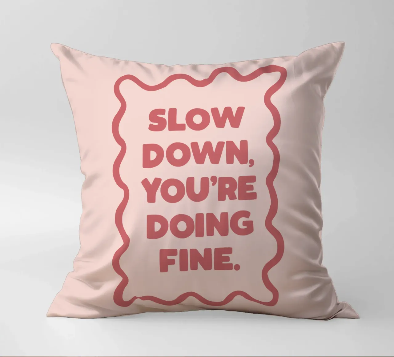Slow Down You're Doing Fine Typografie Design in PInk cuscino da THE MOTIVATED TYPE