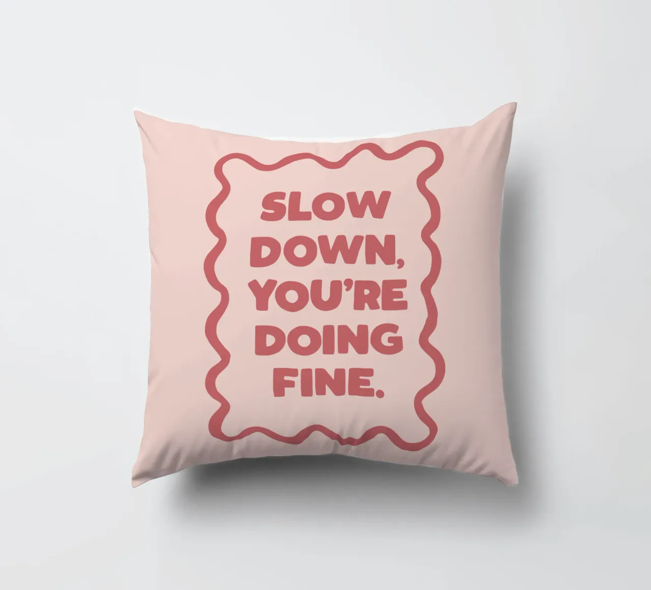Slow Down You're Doing Fine Typografie Design in PInk cuscino da THE MOTIVATED TYPE