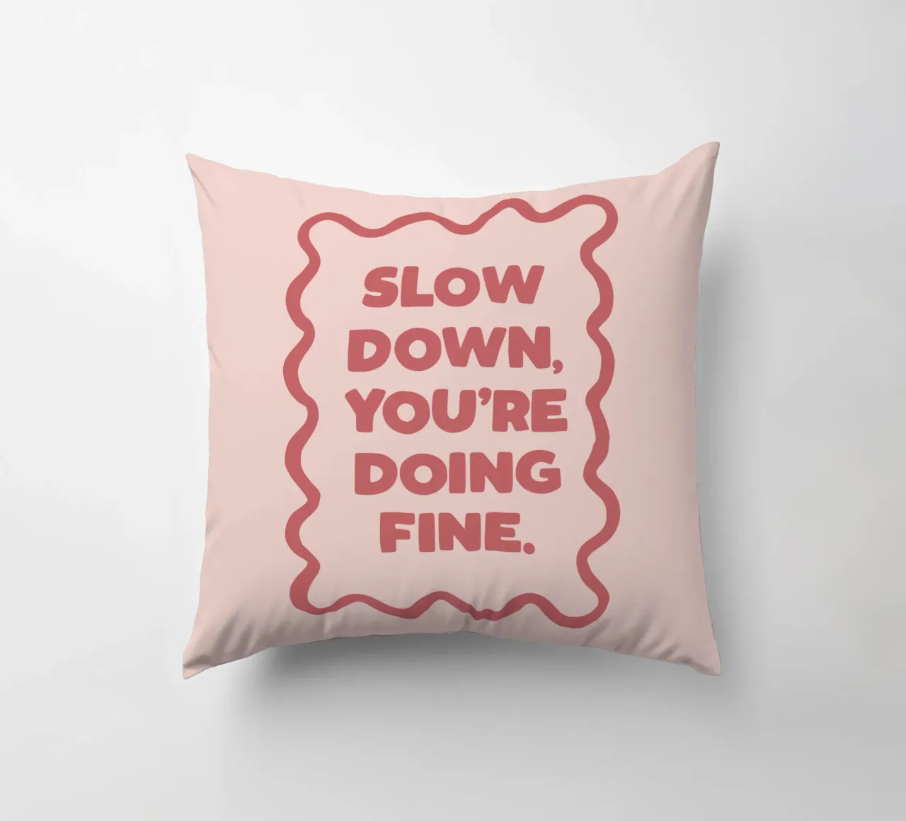 Slow Down You're Doing Fine Typografie Design in PInk cuscino da THE MOTIVATED TYPE