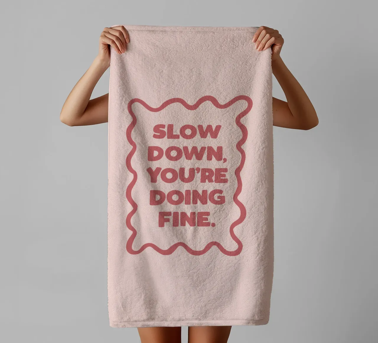 Slow Down You're Doing Fine Typografie Design in PInk asciugamano da bagno da THE MOTIVATED TYPE