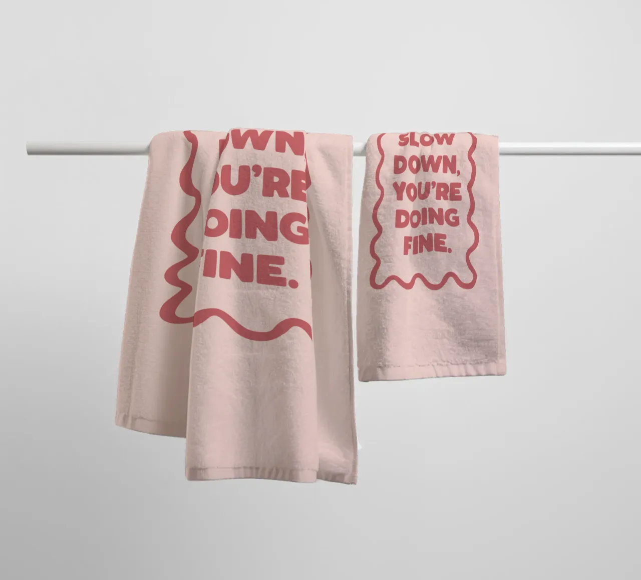 Slow Down You're Doing Fine Typografie Design in PInk asciugamano da bagno da THE MOTIVATED TYPE