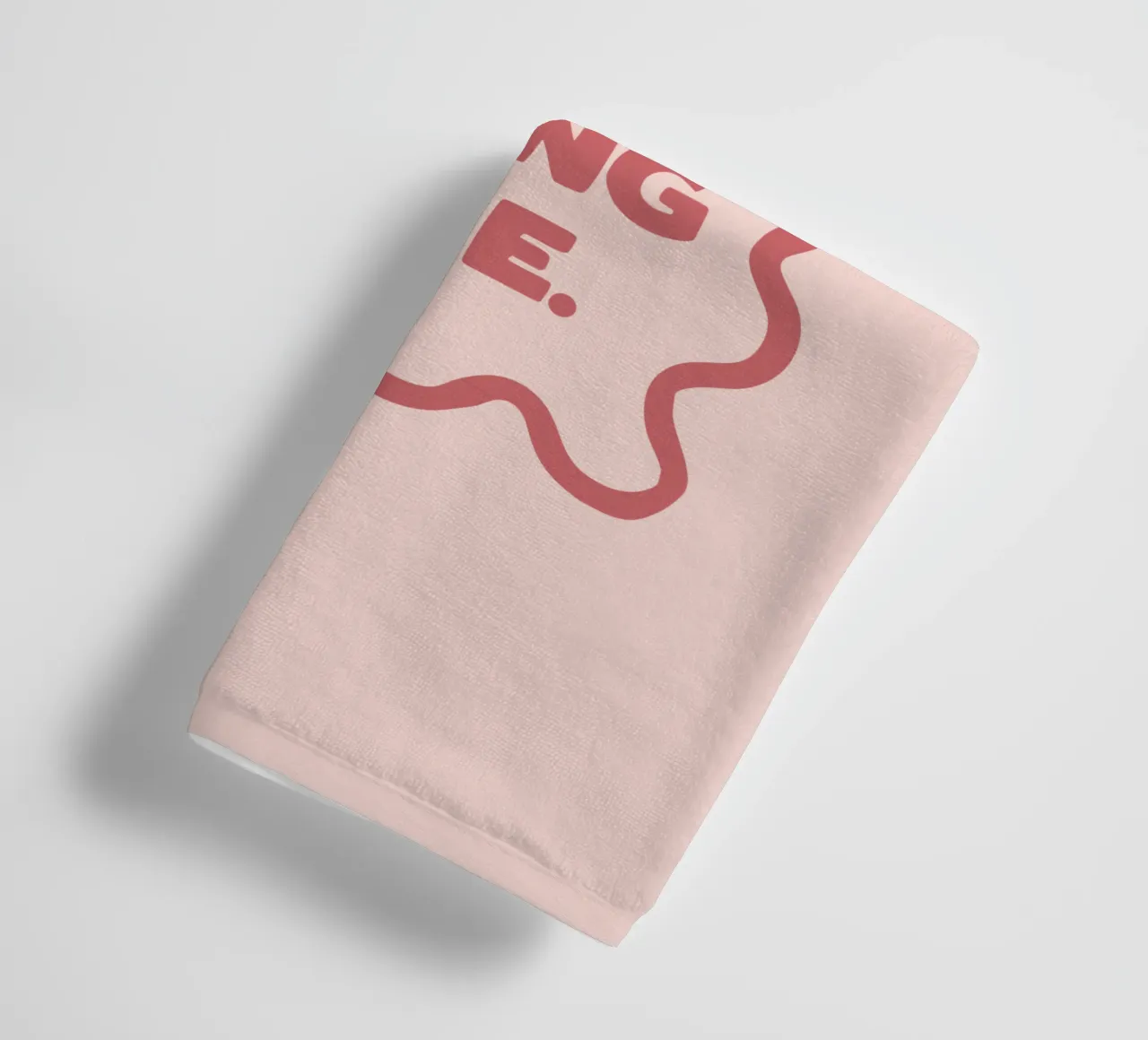 Slow Down You're Doing Fine Typografie Design in PInk asciugamano da bagno da THE MOTIVATED TYPE