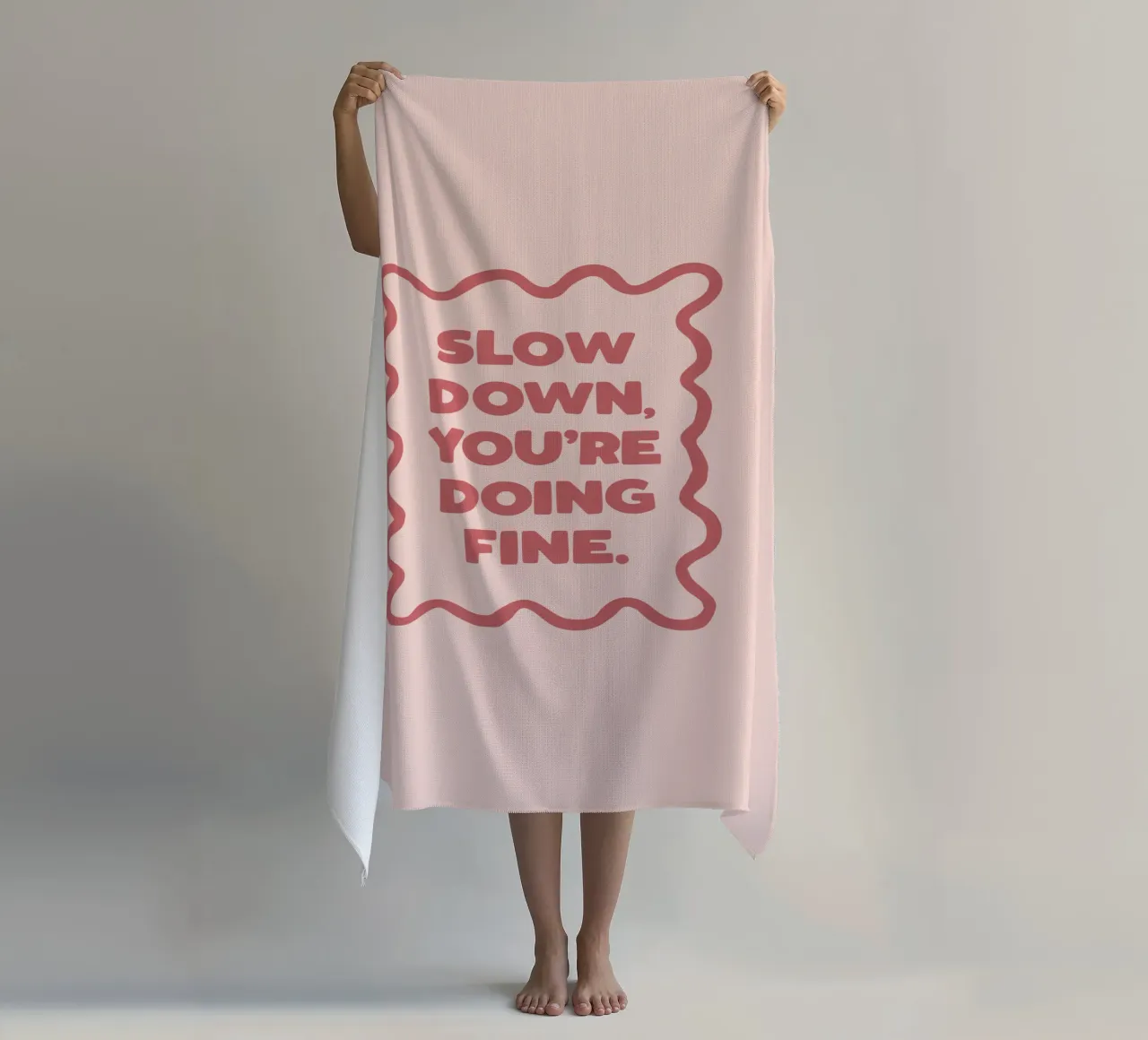 Slow Down You're Doing Fine Typografie Design in PInk telo mare da THE MOTIVATED TYPE