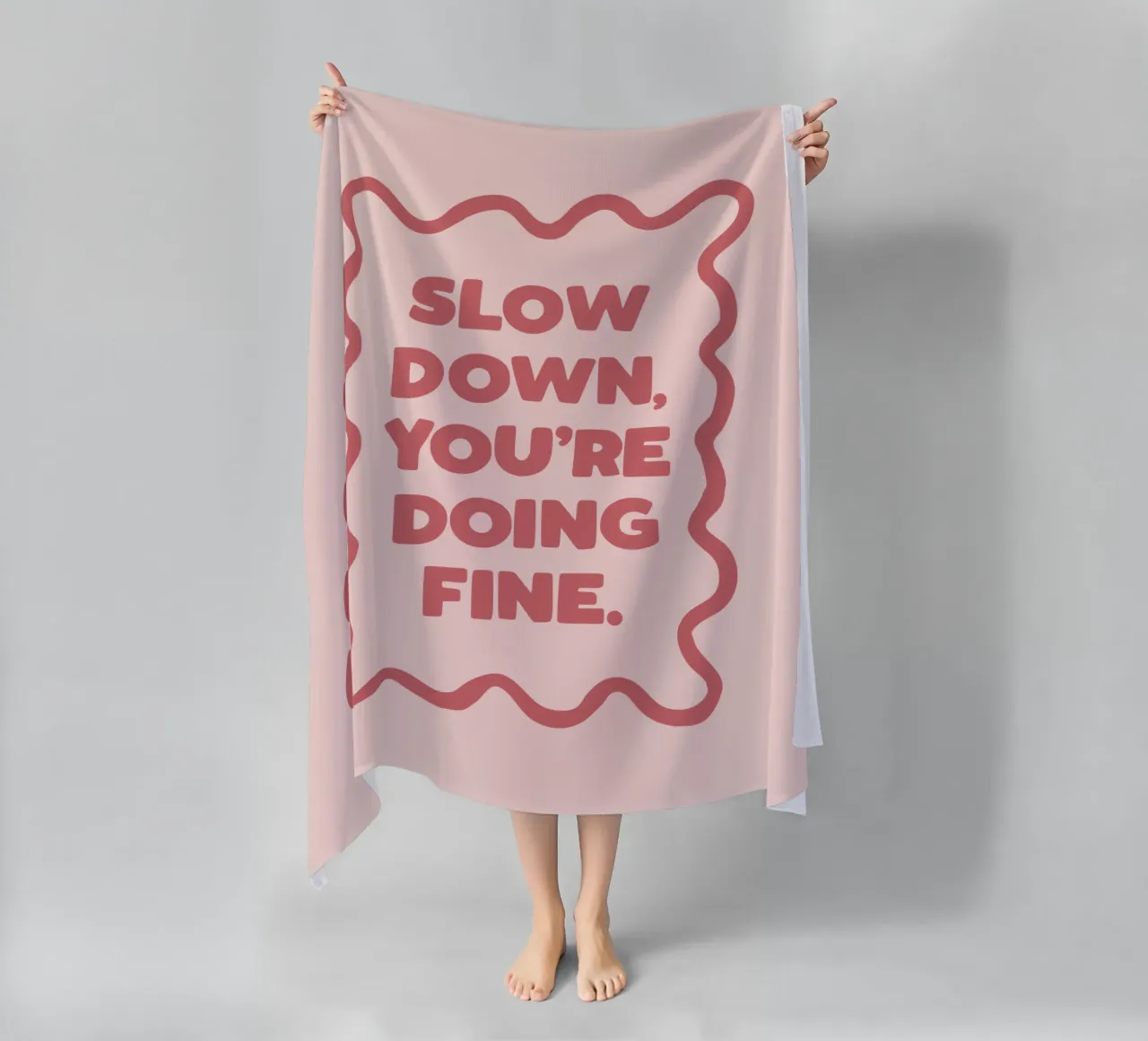 Slow Down You're Doing Fine Typografie Design in PInk telo mare da THE MOTIVATED TYPE