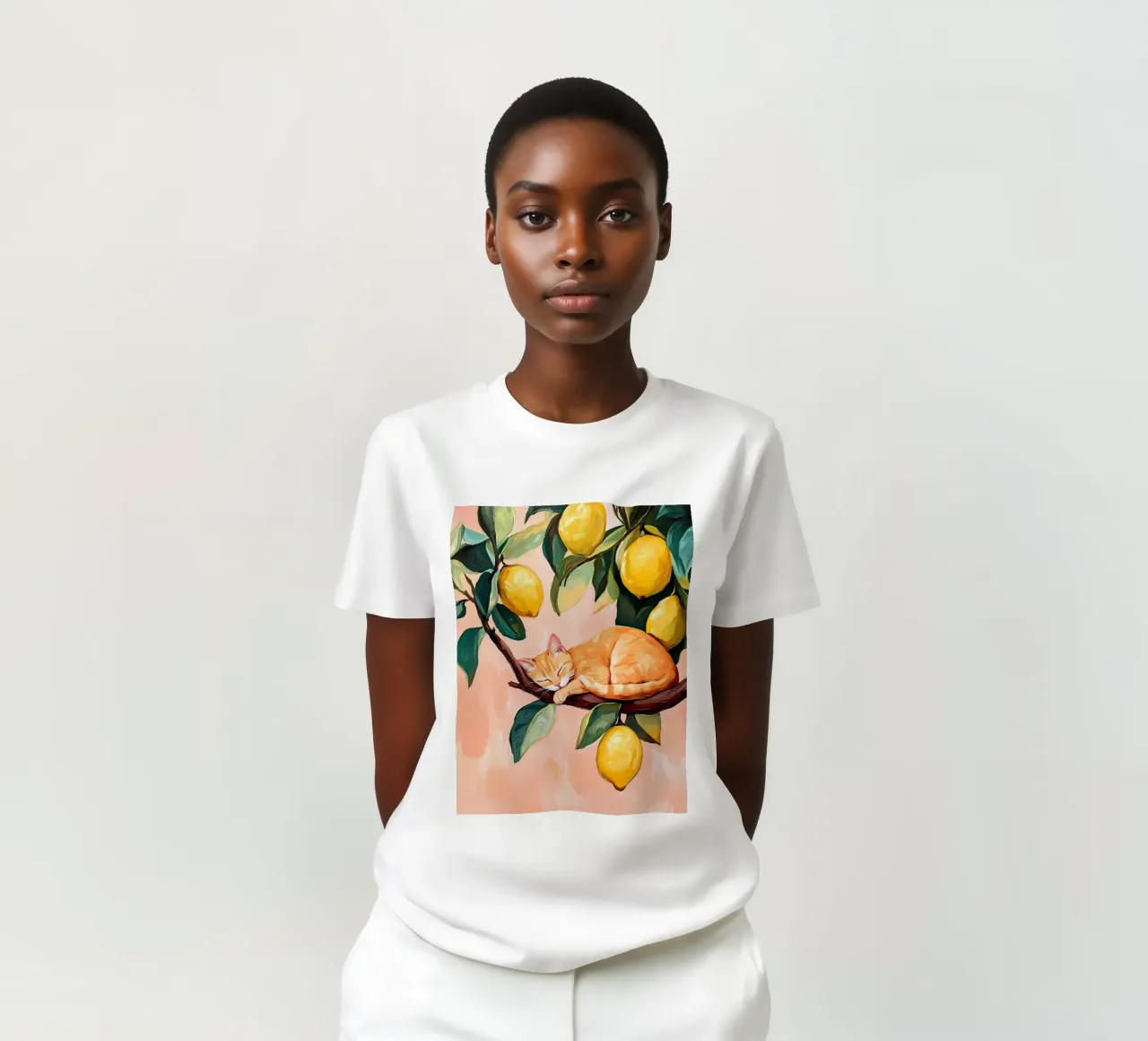 Gatto rosso addormentato su un albero di limoni t-shirt da IamHomeStudio