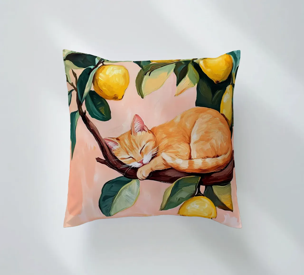 Gatto rosso addormentato su un albero di limoni cuscino da IamHomeStudio