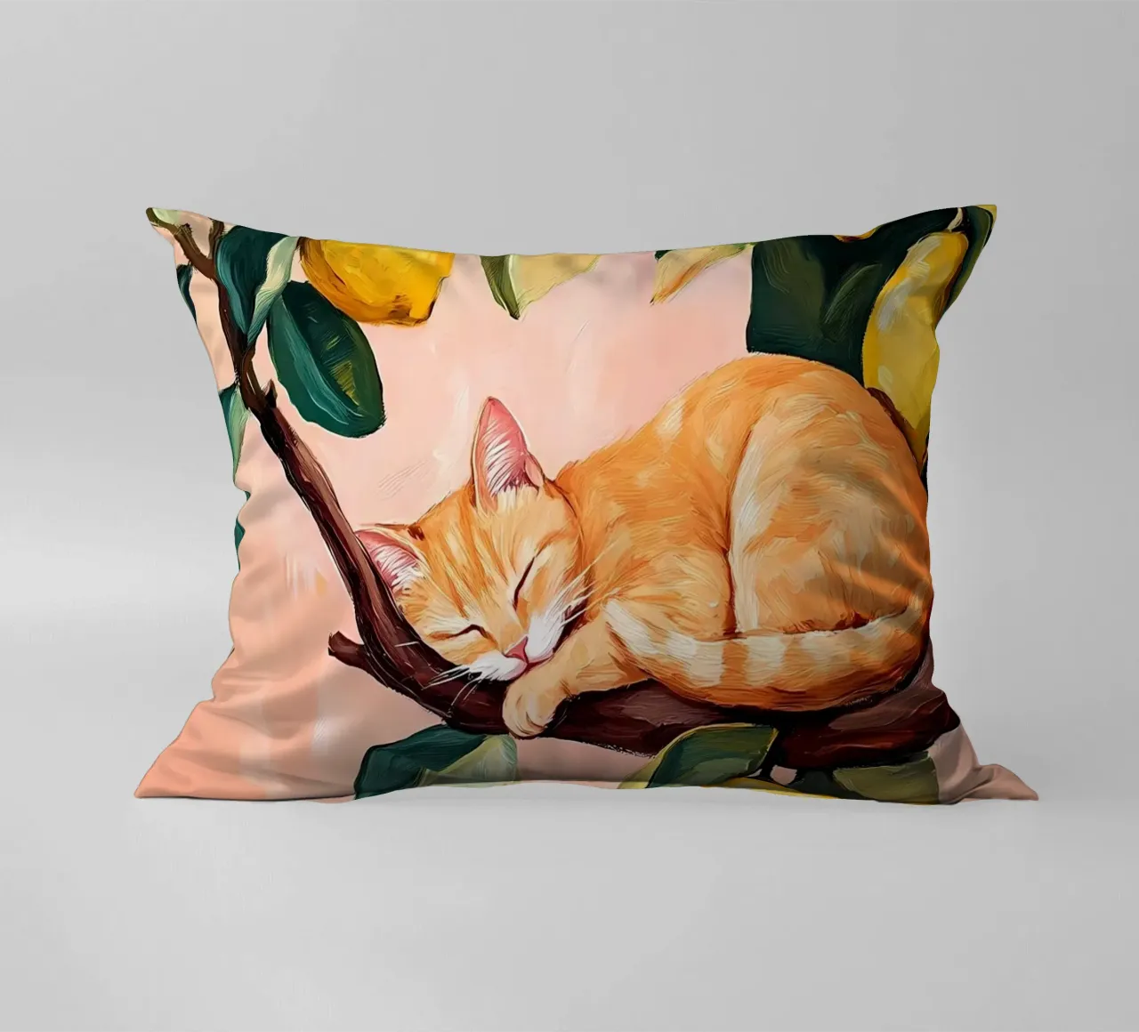 Gatto rosso addormentato su un albero di limoni cuscino da IamHomeStudio