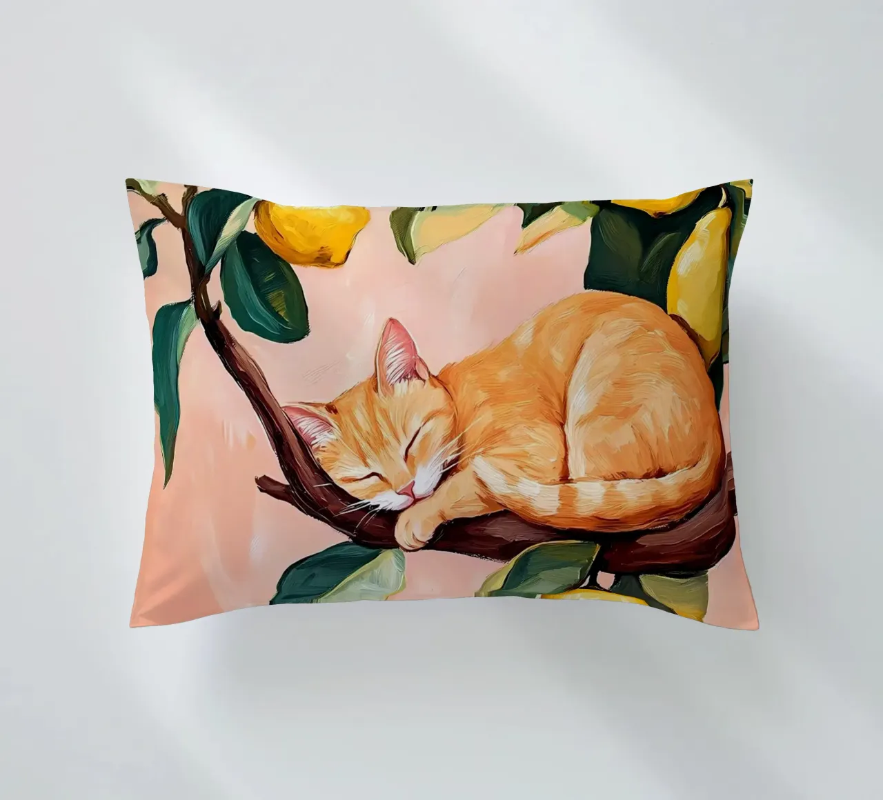 Gatto rosso addormentato su un albero di limoni cuscino da IamHomeStudio