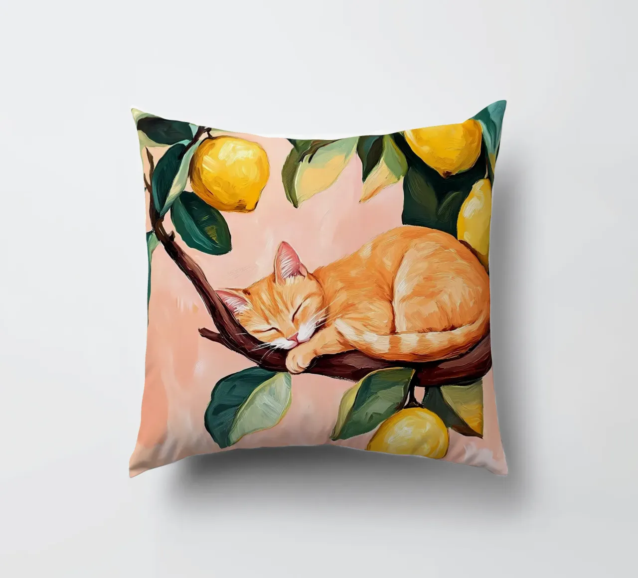 Gatto rosso addormentato su un albero di limoni cuscino da IamHomeStudio