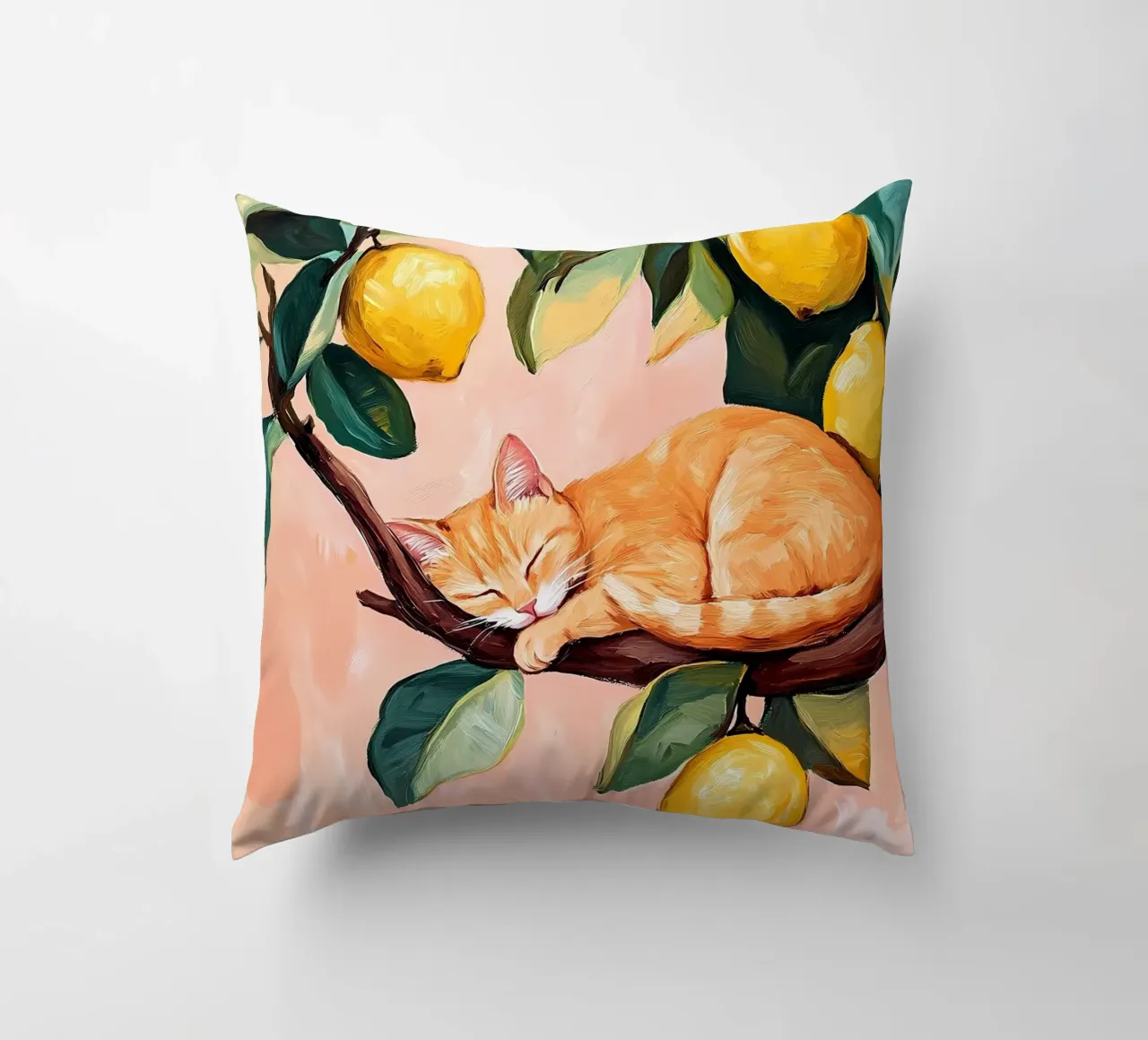 Gatto rosso addormentato su un albero di limoni cuscino da IamHomeStudio