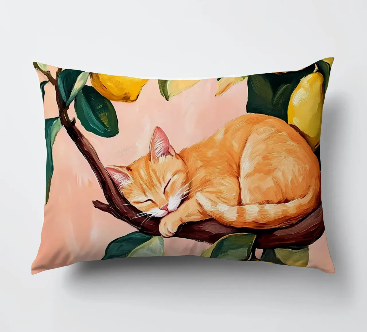 Gatto rosso addormentato su un albero di limoni cuscino da IamHomeStudio