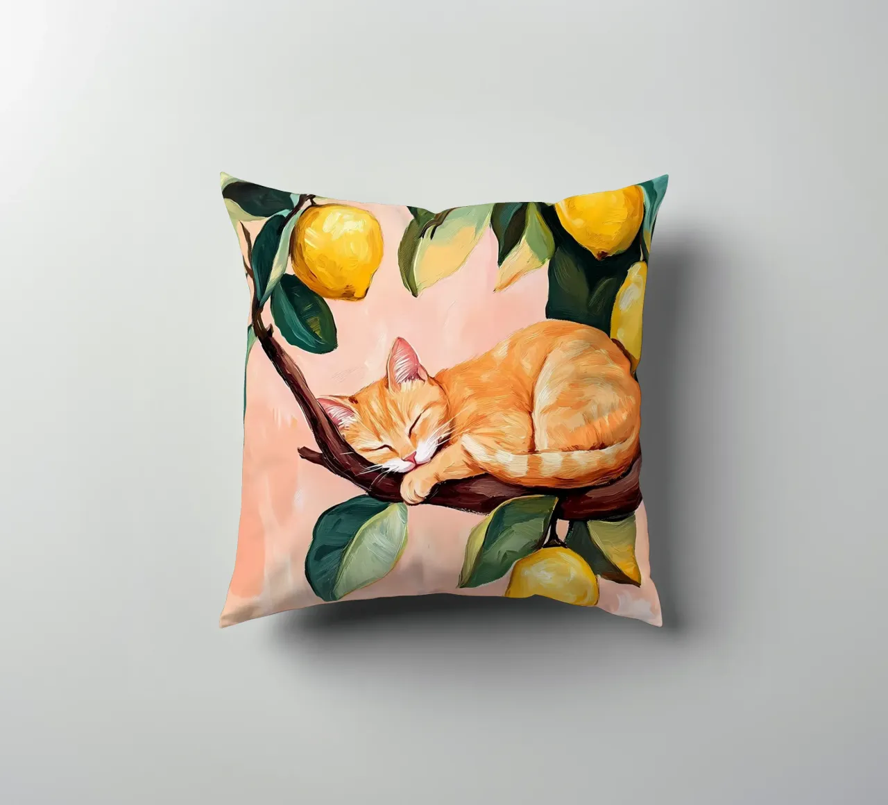 Gatto rosso addormentato su un albero di limoni cuscino da IamHomeStudio