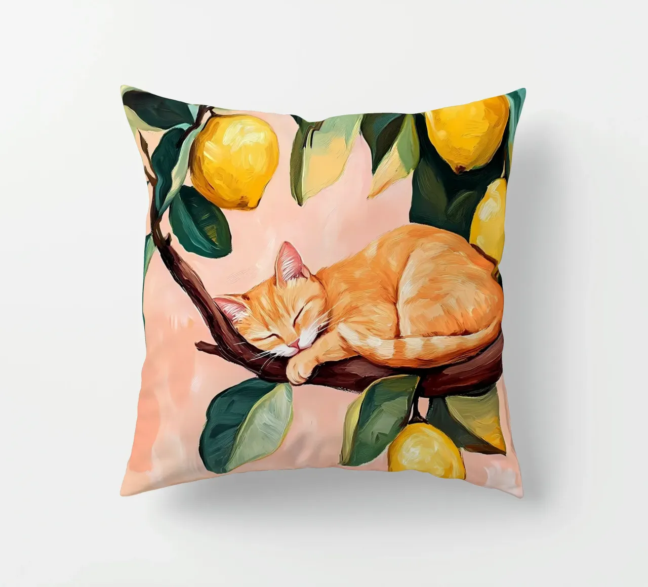 Gatto rosso addormentato su un albero di limoni cuscino da IamHomeStudio