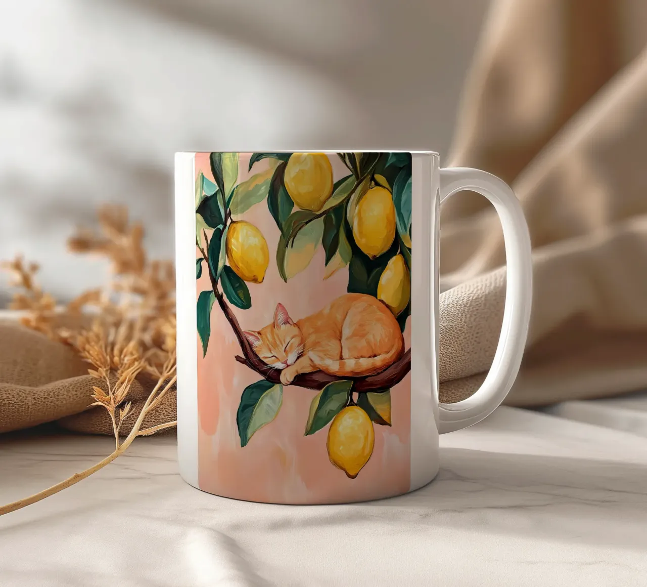 Gatto rosso addormentato su un albero di limoni tazza in ceramica da IamHomeStudio