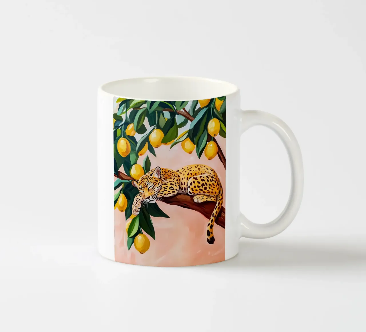 Leopardo addormentato su un albero di limoni tazza in ceramica da IamHomeStudio