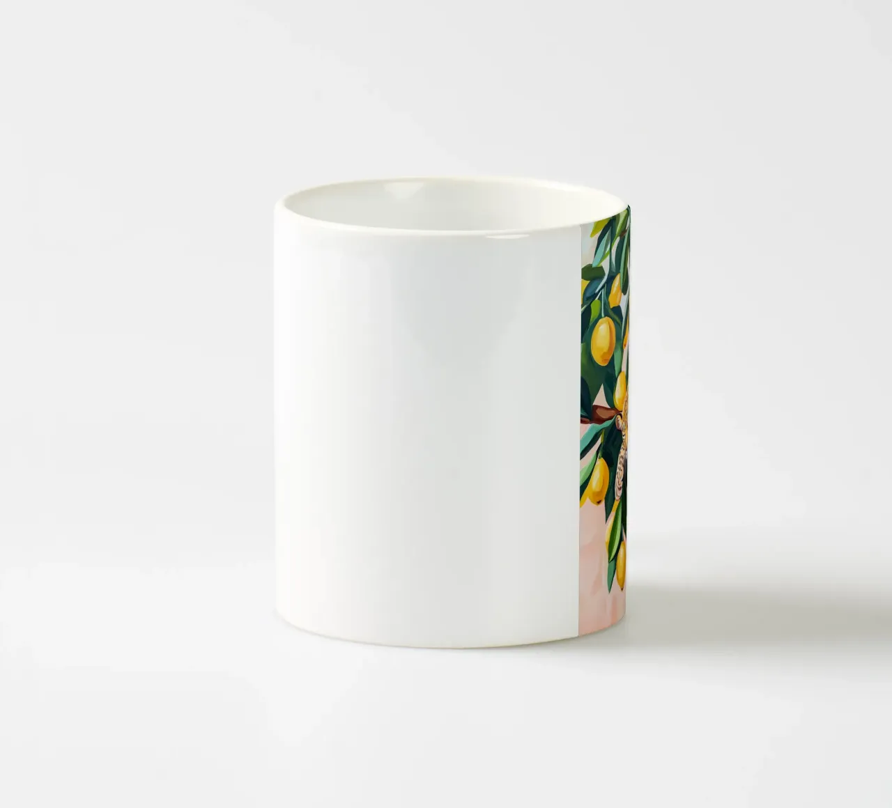 Leopardo addormentato su un albero di limoni tazza in ceramica da IamHomeStudio