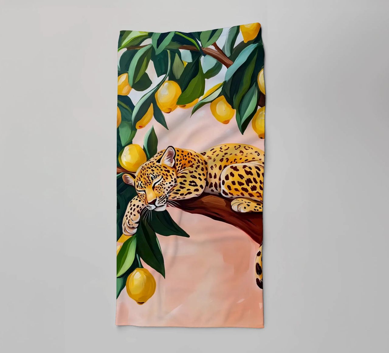 Schlafender Leopard auf Zitronenbaum Handtuch von Olga Wildrose