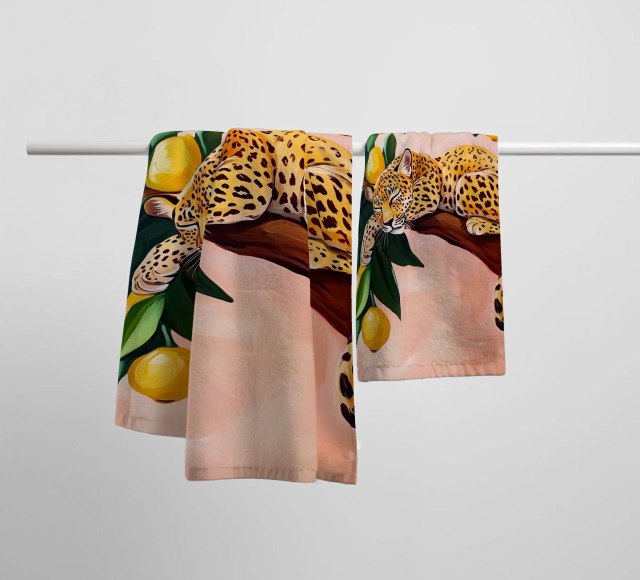 Schlafender Leopard auf Zitronenbaum Handtuch von Olga Wildrose