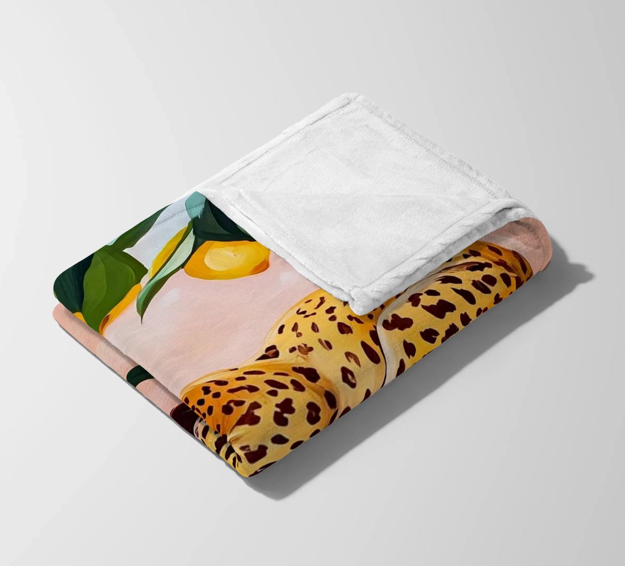 Schlafender Leopard auf Zitronenbaum Fleecedecke von Olga Wildrose