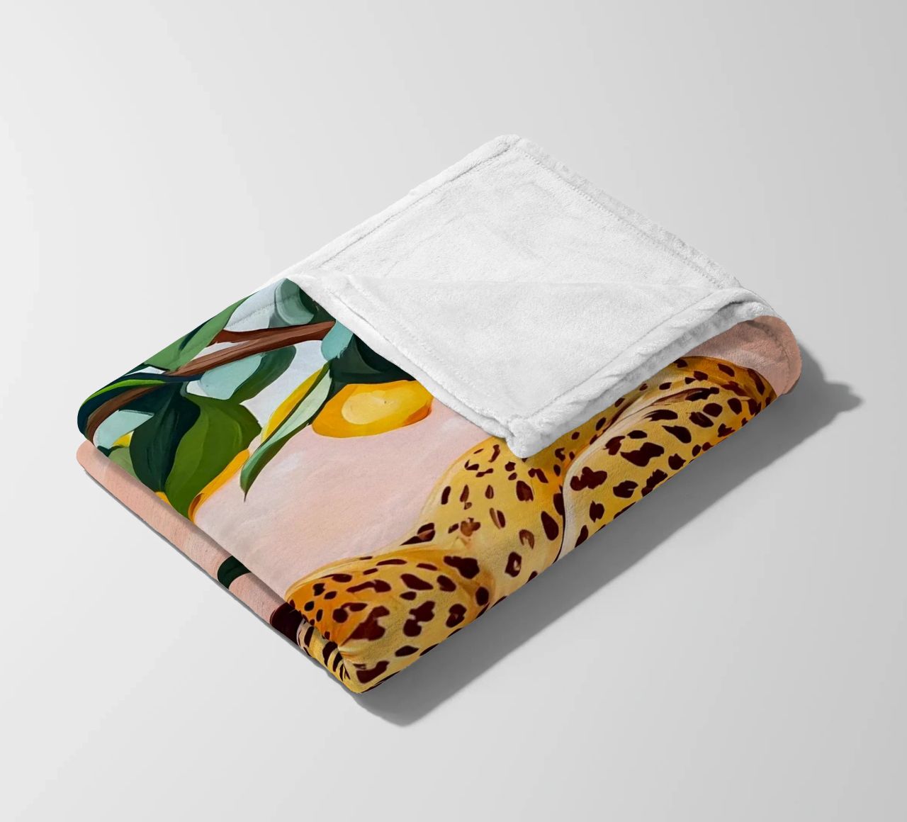 Schlafender Leopard auf Zitronenbaum Fleecedecke von Olga Wildrose