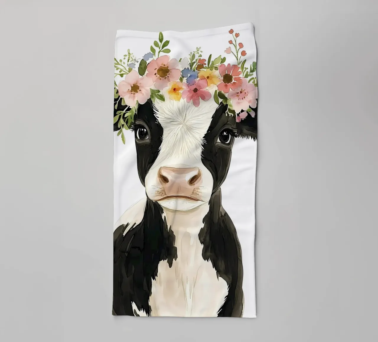 Mucca con corona floreale asciugamano da bagno da IamHomeStudio