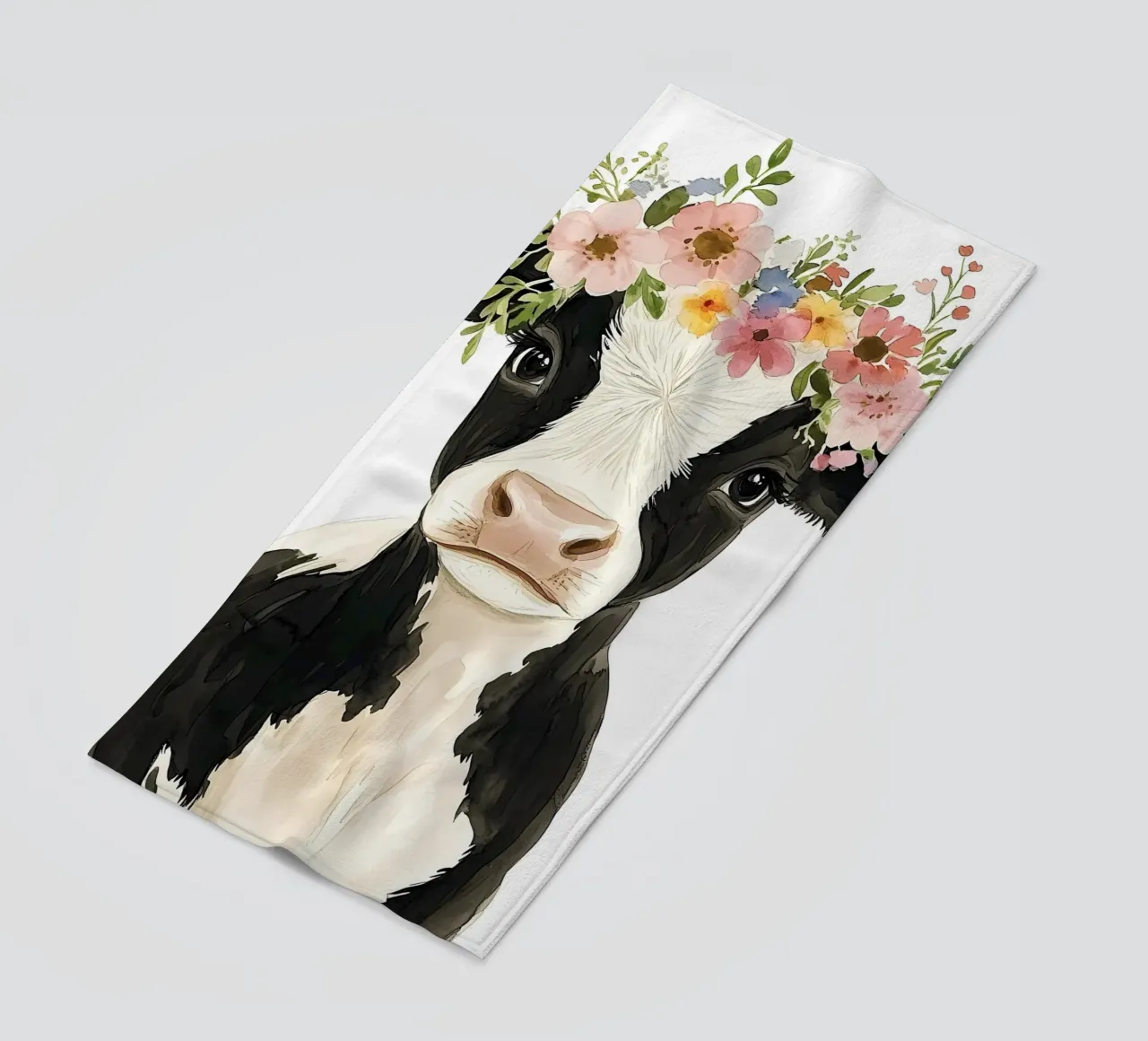 Mucca con corona floreale telo mare da IamHomeStudio