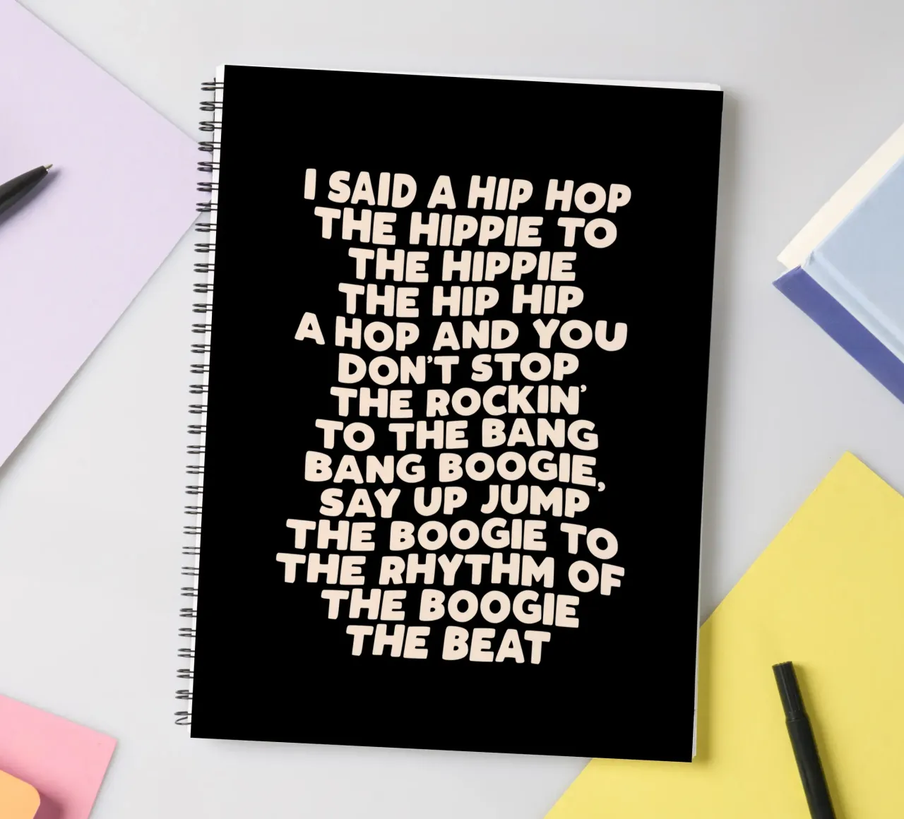 Hip Hop Songteksten Typografie Ontwerp in Zwart en Wit notitieboek met spiraal van THE MOTIVATED TYPE