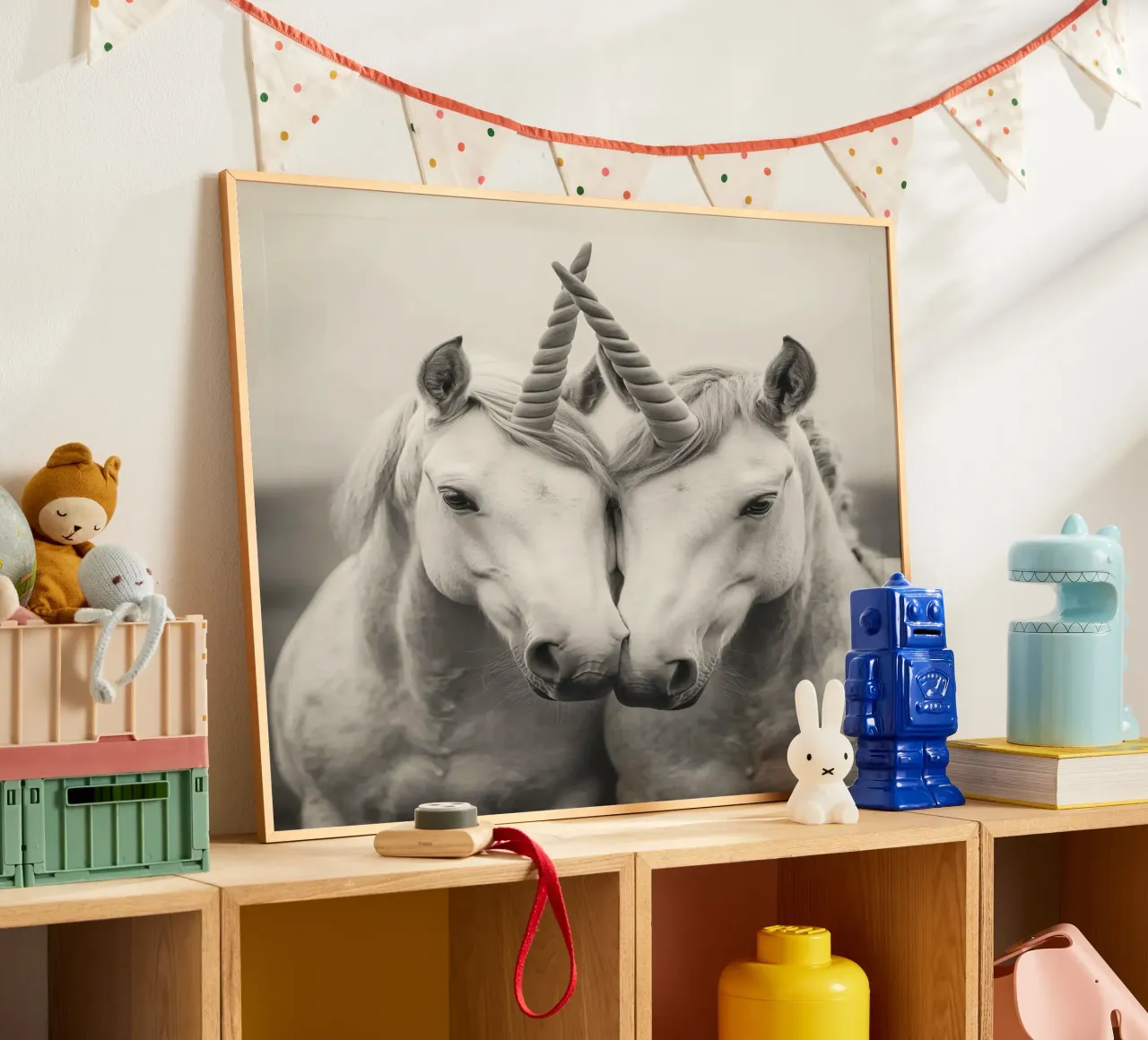 Coppia di unicorni innamorati poster con telaio in legno da Autofocus