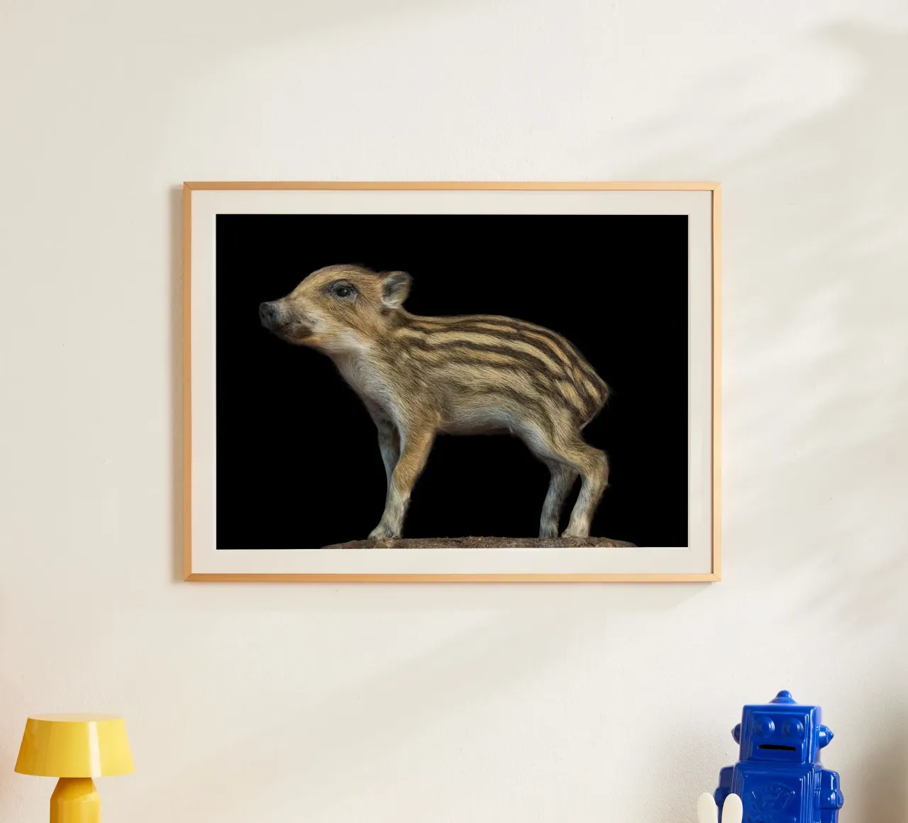 Klein wild varken poster met houten frame van Curious Collections by Marielle Leenders