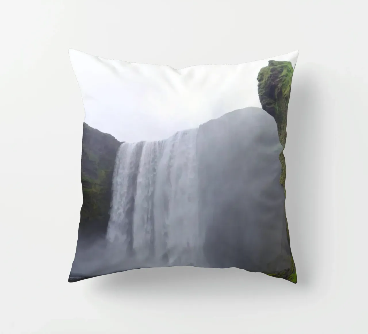 Cascata di Skogafoss nel sud dell'Islanda cuscino da zenitt