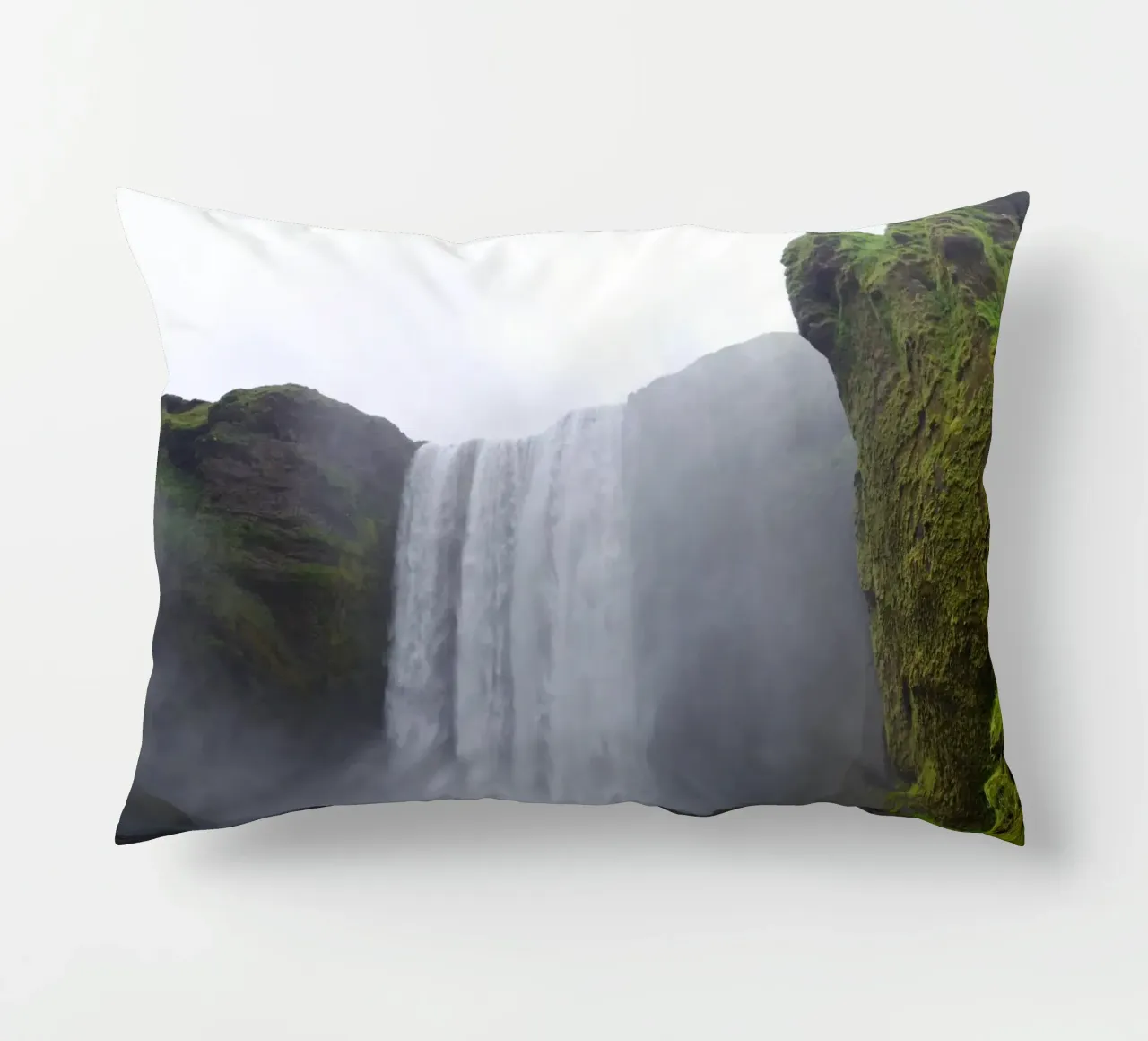 Cascata di Skogafoss nel sud dell'Islanda cuscino da zenitt