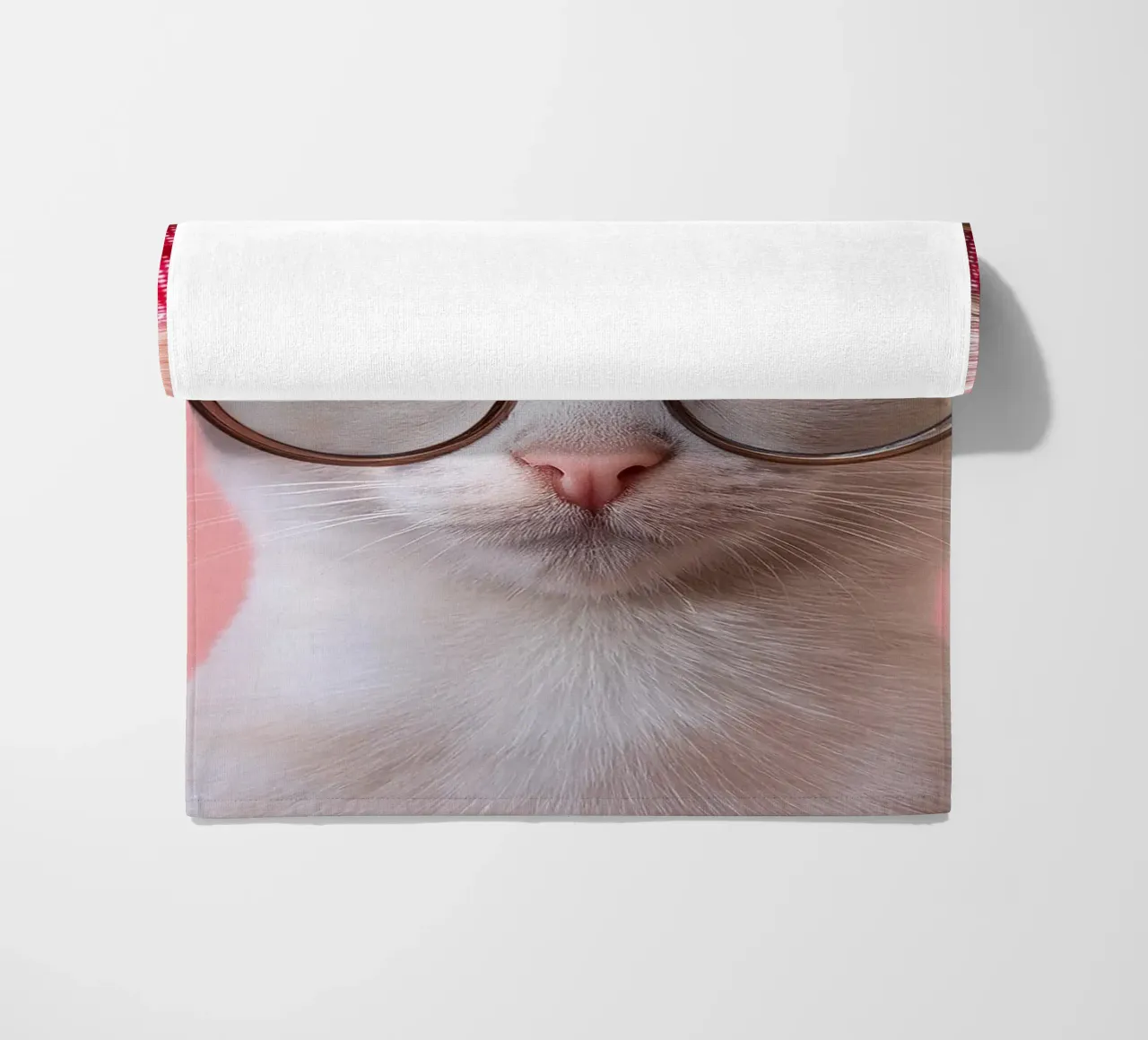 Adorabile gatto con occhiali e fascia per capelli - animale eccentrico telo mare da FlexiDesignsByK