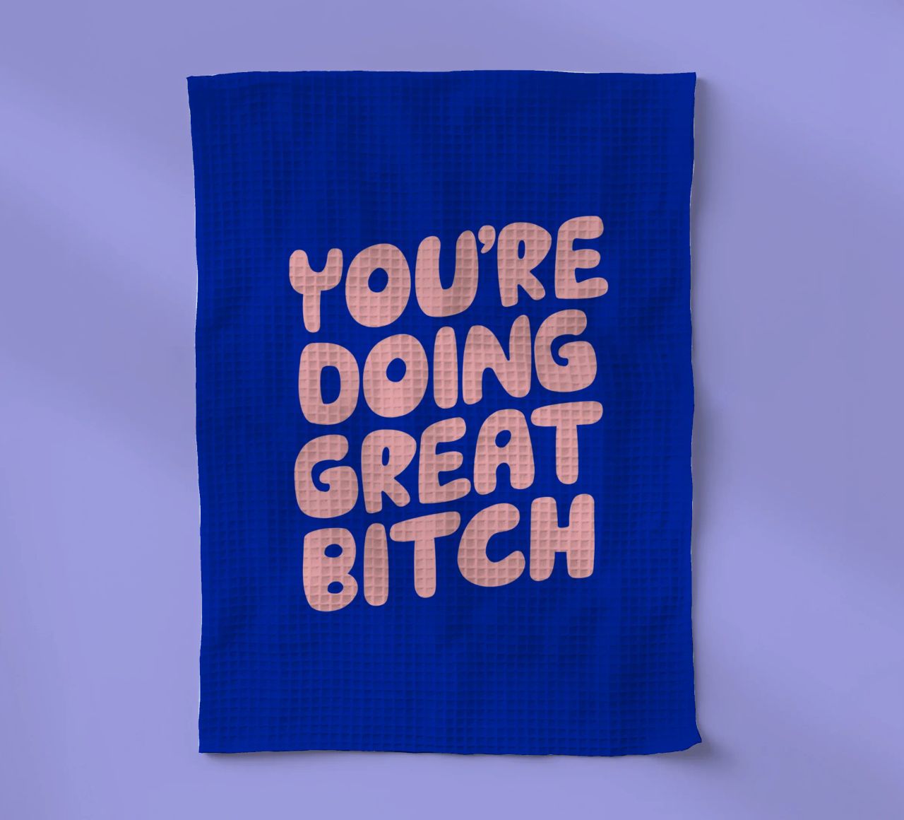 You're Doing Great Bitch Typografie Design en Bleu et PInk torchon de THE MOTIVATED TYPE