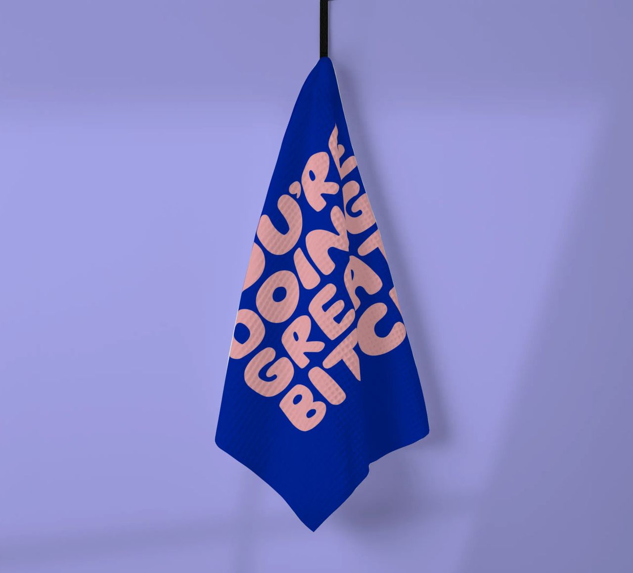You're Doing Great Bitch Typografie Design en Bleu et PInk torchon de THE MOTIVATED TYPE
