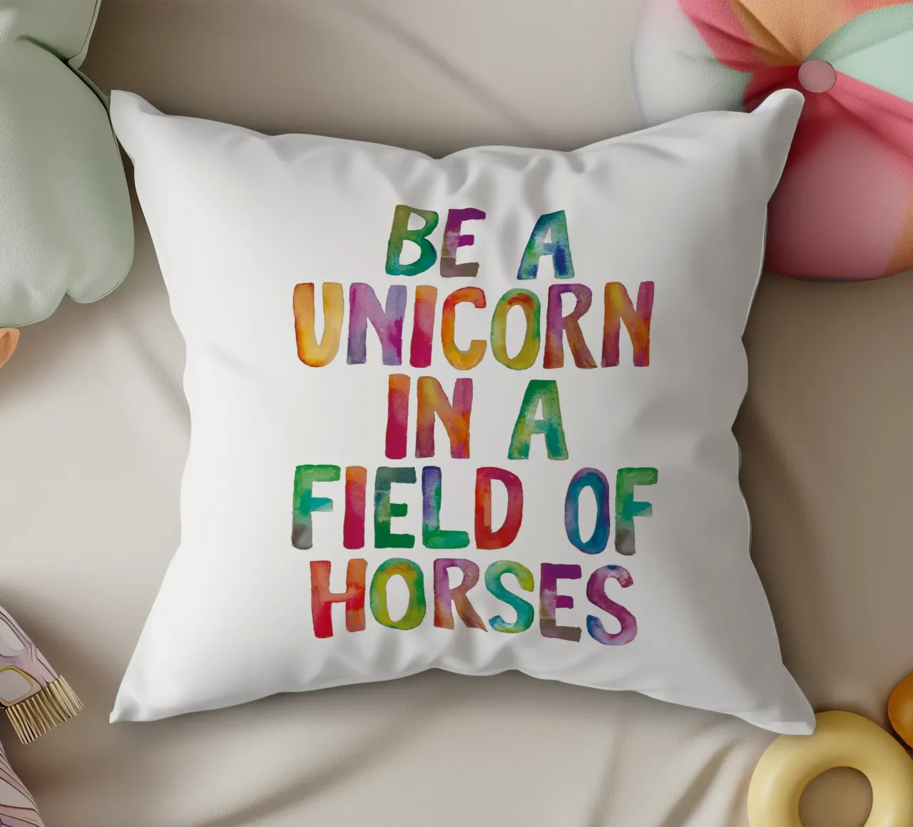 Essere un unicorno in un campo di cavalli Tipografia arcobaleno cuscino da THE MOTIVATED TYPE