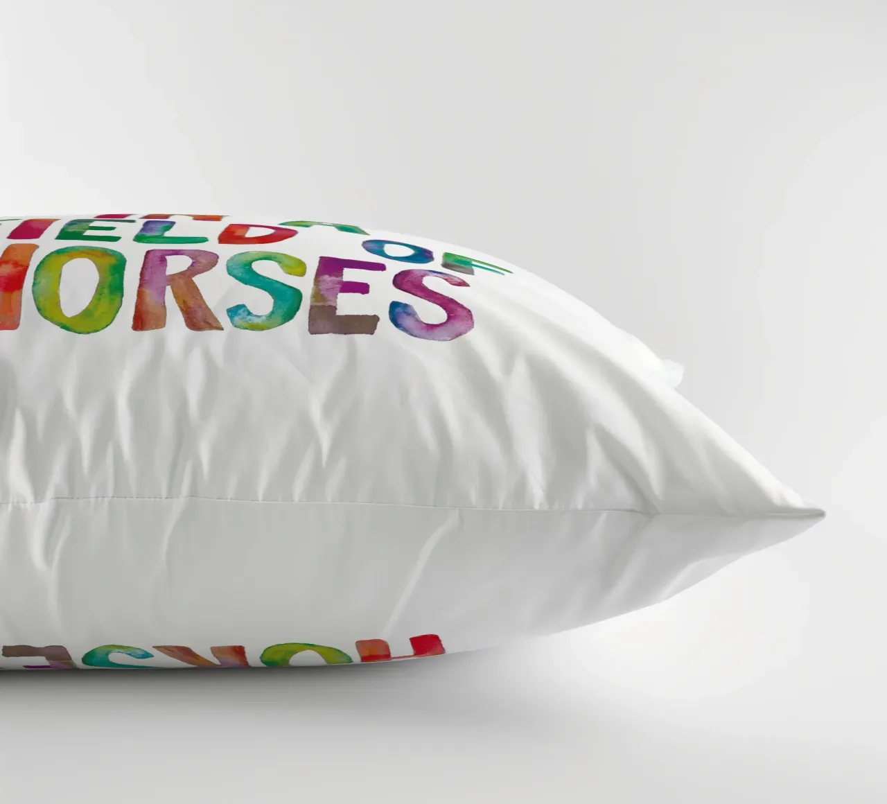 Essere un unicorno in un campo di cavalli Tipografia arcobaleno cuscino da THE MOTIVATED TYPE