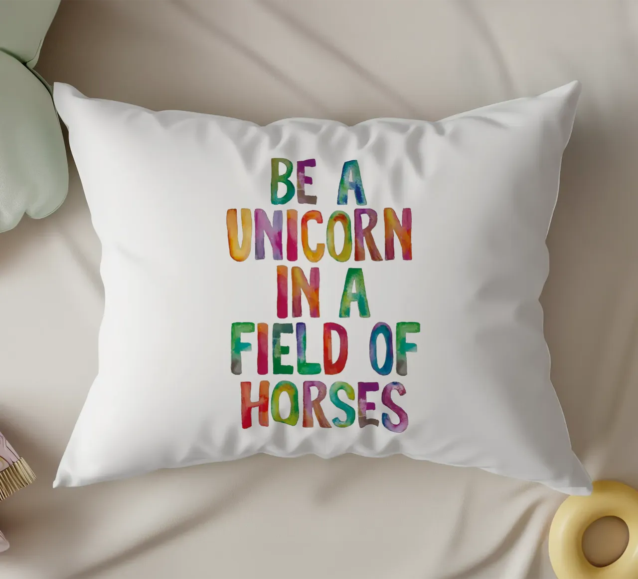 Essere un unicorno in un campo di cavalli Tipografia arcobaleno cuscino da THE MOTIVATED TYPE