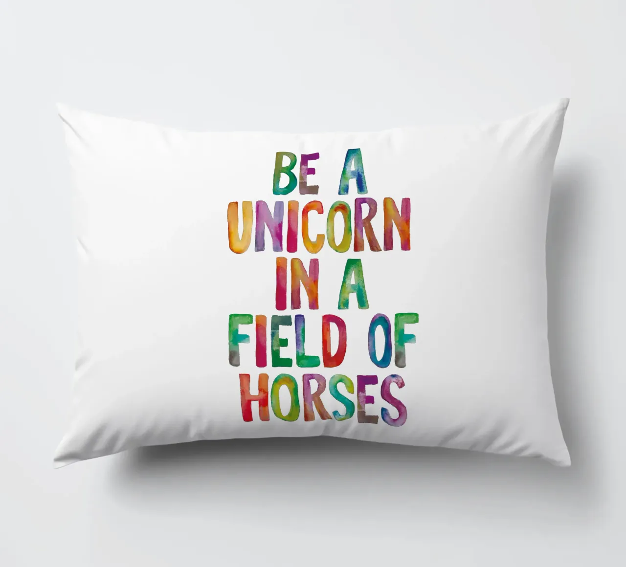 Essere un unicorno in un campo di cavalli Tipografia arcobaleno cuscino da THE MOTIVATED TYPE