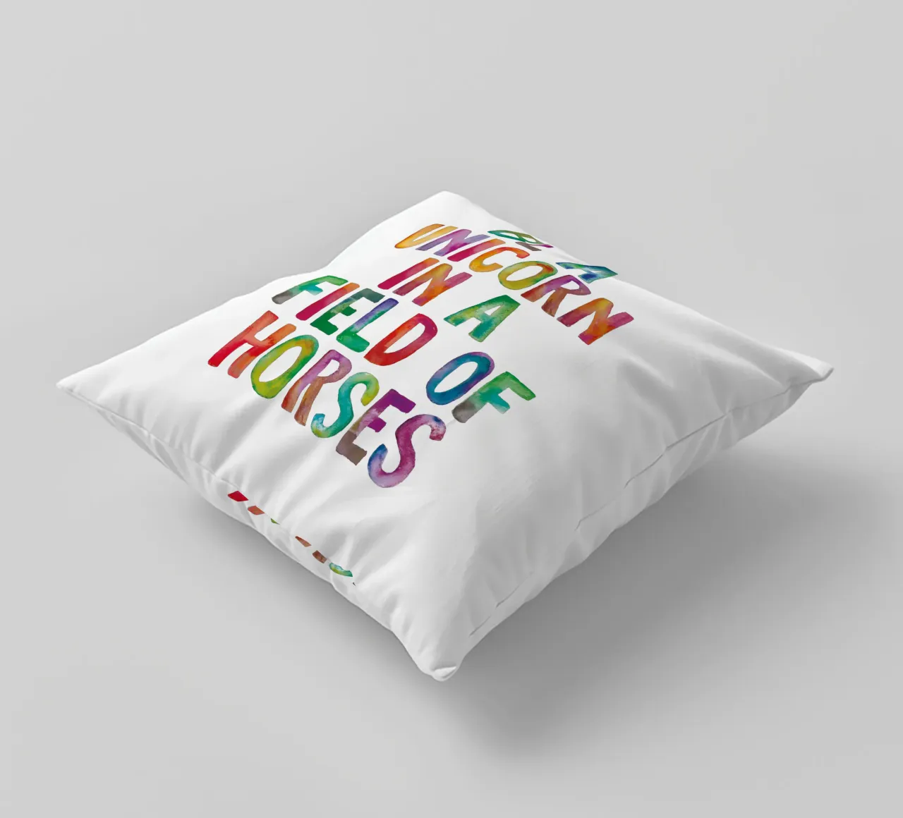 Essere un unicorno in un campo di cavalli Tipografia arcobaleno cuscino da THE MOTIVATED TYPE