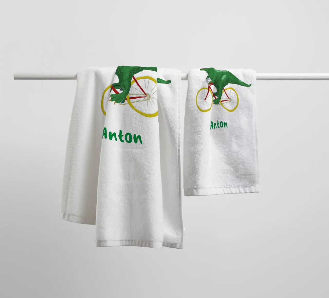 Dino in bicicletta asciugamano da bagno da Illustration Raissa Oltmanns
