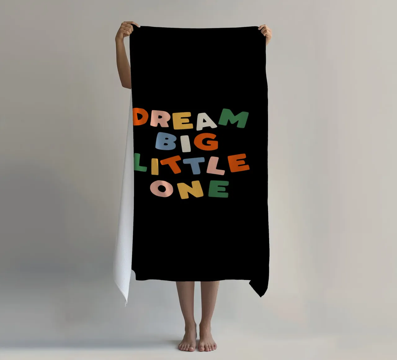 Dream Big Little One Design tipografico colorato telo mare da THE MOTIVATED TYPE