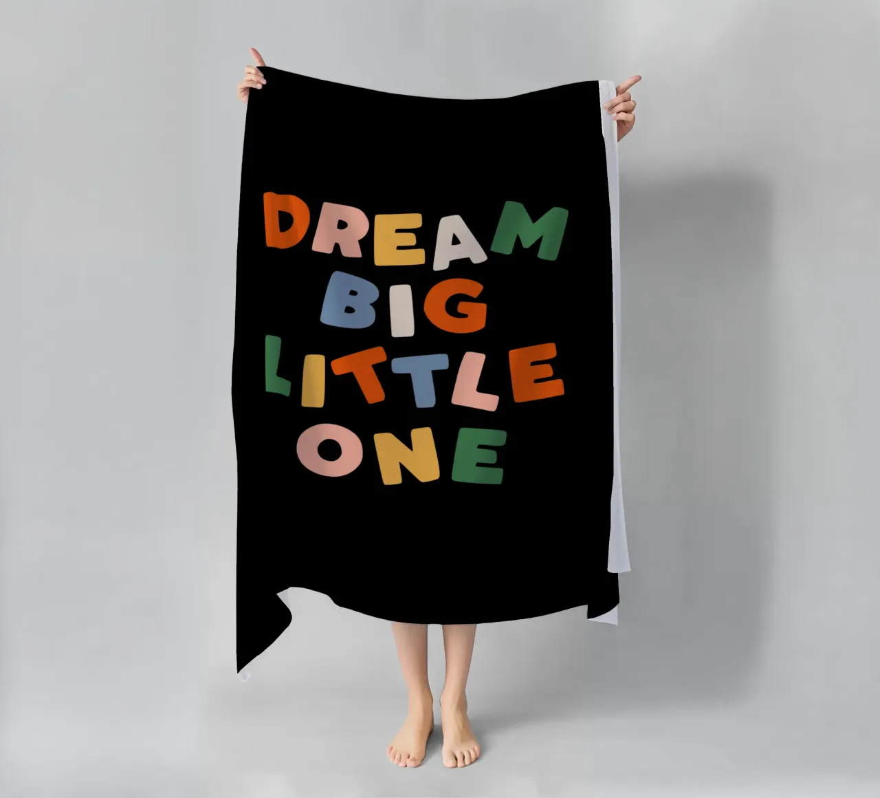 Dream Big Little One Design tipografico colorato telo mare da THE MOTIVATED TYPE