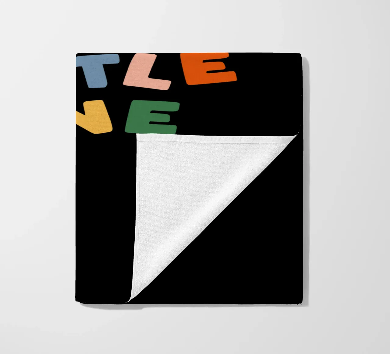 Dream Big Little One Design tipografico colorato telo mare da THE MOTIVATED TYPE