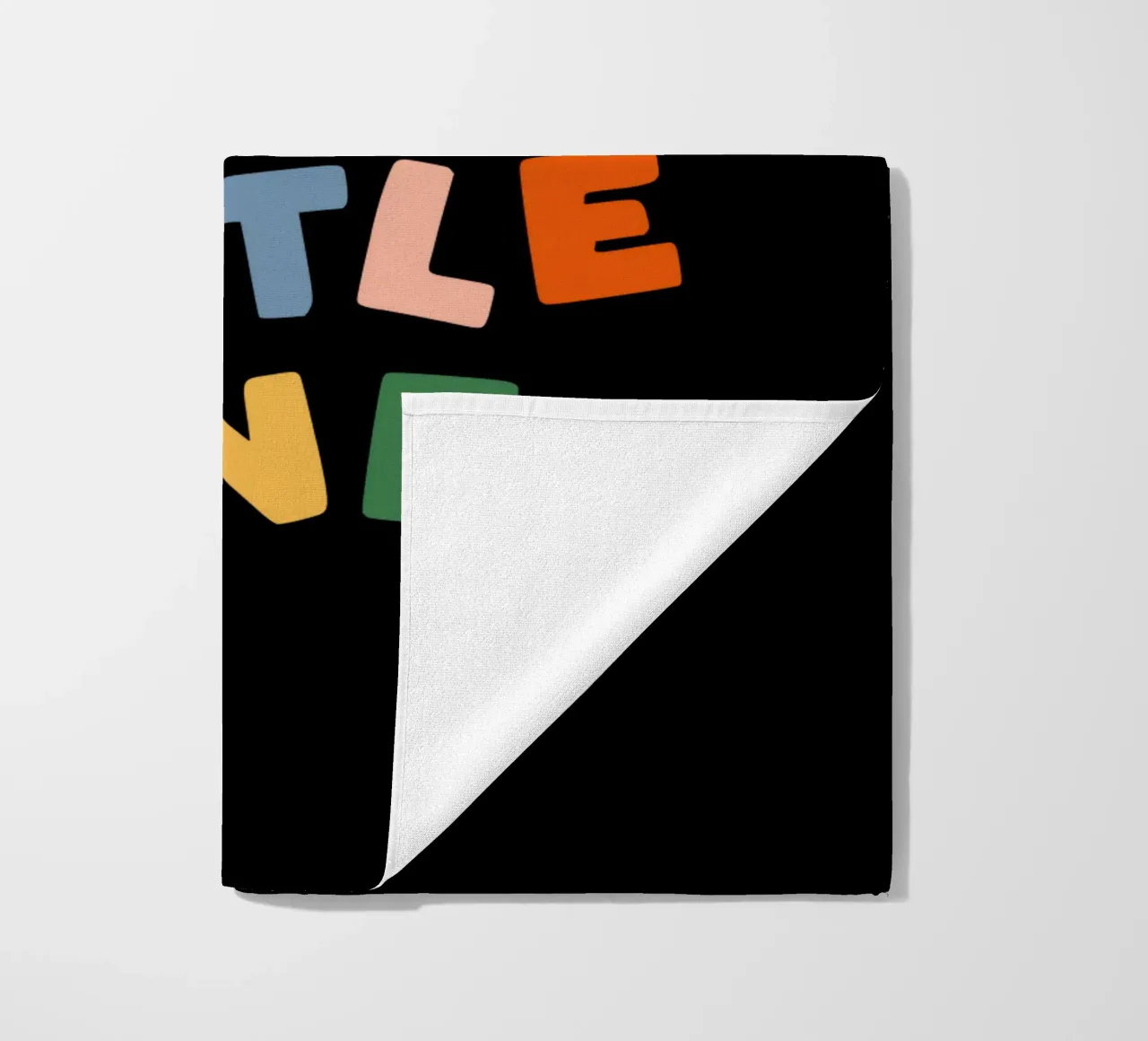 Dream Big Little One Design tipografico colorato telo mare da THE MOTIVATED TYPE