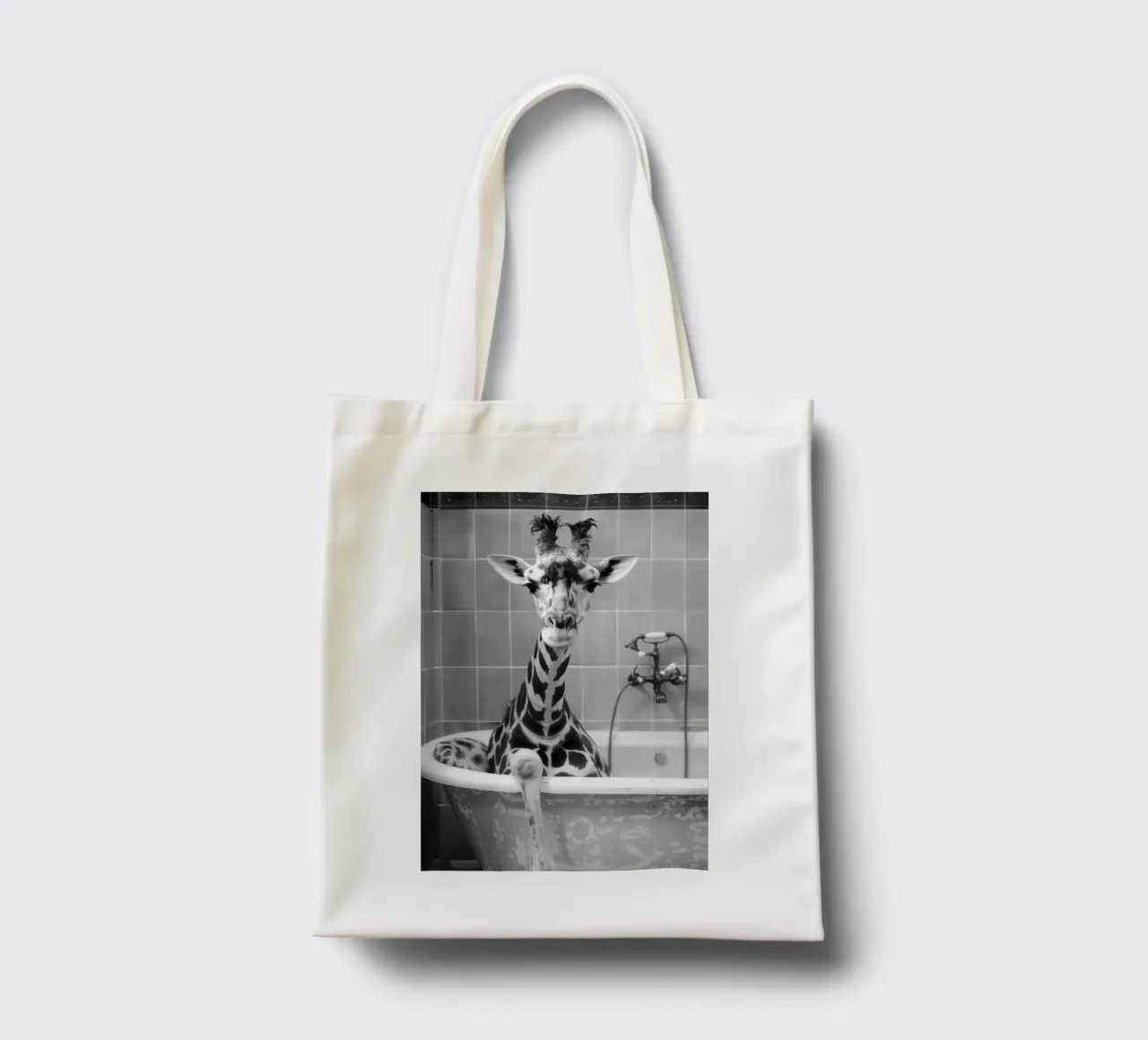 Giraffe in the bathtub borsa in juta da LisaArtes