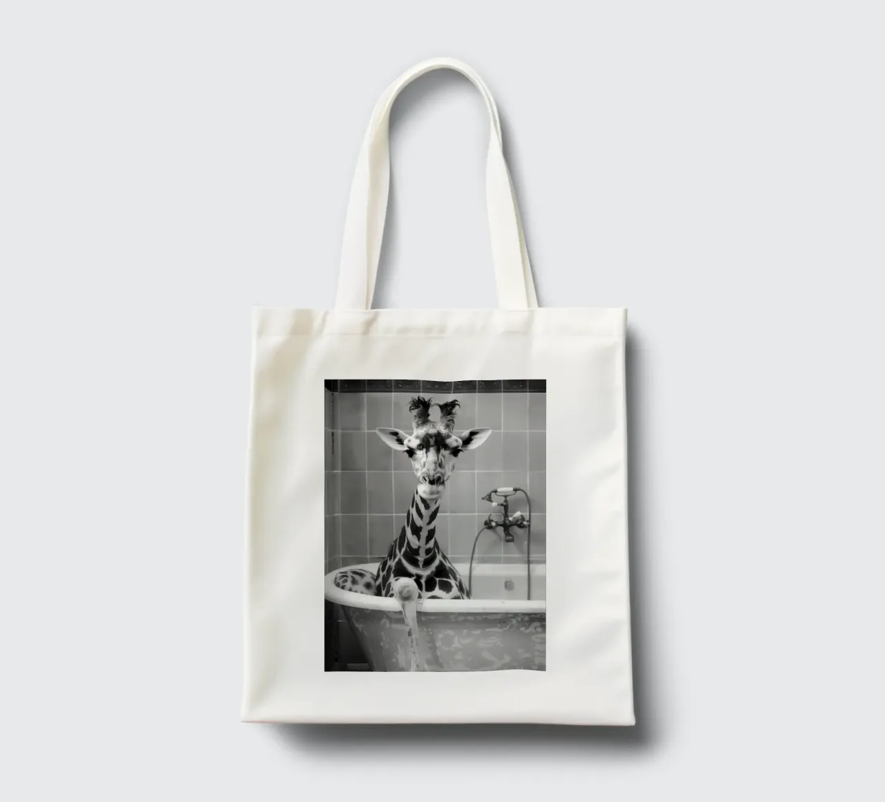 Giraffe in the bathtub borsa in juta da LisaArtes